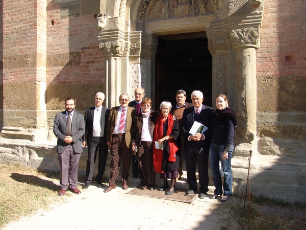 Foto ricordo con gli organizzatori e alcuni relatori del Convegno "Percorsi del Romanico astigiano. Nuove prospettive per la salvaguardia e valorizzazione del paesaggio culturale". Da sx a dx: Marco Devecchi, Daniele Carletti, Renato Bordone, Francesco Garetto, Liliana Pittarello, Paola Salerno, Carlo Tosco, Fernando Del Mastro e Federica Larcher (Foto Pippo Sacco).