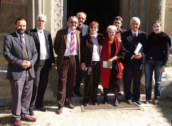 Foto ricordo con gli organizzatori e alcuni relatori del Convegno "Percorsi del Romanico astigiano. Nuove prospettive per la salvaguardia e valorizzazione del paesaggio culturale". Da sx a dx: Marco Devecchi, Daniele Carletti, Renato Bordone, Francesco Garetto, Liliana Pittarello, Paola Salerno, Carlo Tosco, Fernando Del Mastro e Federica Larcher (Foto Pippo Sacco).