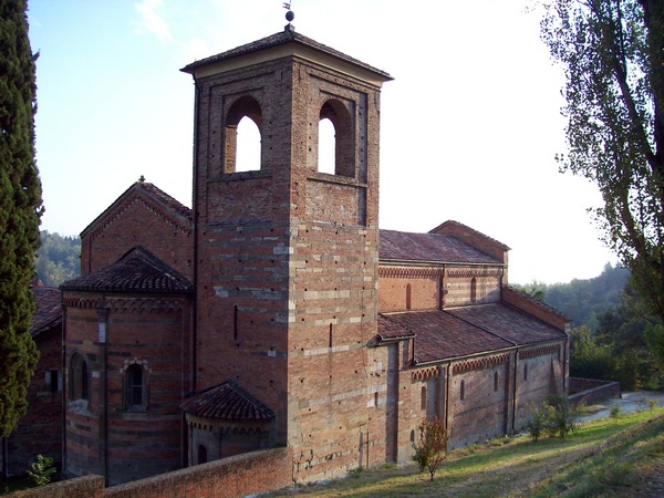   Veduta della Canonica di Santa Maria di Vezzolano ad Albugnano (AT) sede del Convegno su ""Percorsi del Romanico astigiano. Nuove prospettive per la salvaguardia e valorizzazione del paesaggio culturale", organizzato dal Direzione Regionale per i Beni Culturali e Paesaggistici del Piemonte , dalla Soprintendenza per i Beni Architettonici e Paesaggistici del Piemonte e dall`Osservatorio del Paesaggio per il Monferrato e l`Astigiano.