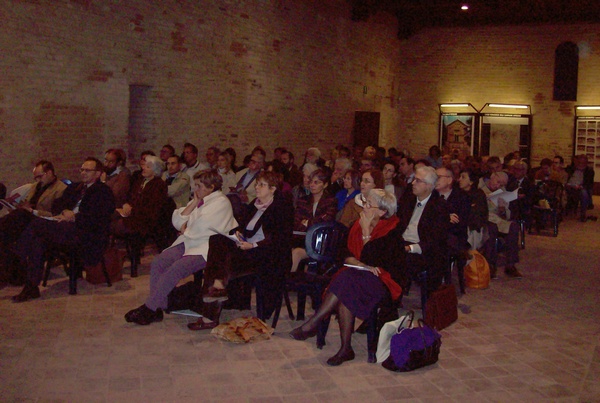Pubblico presente in sala all`interno della Canonica di Vezzolano.