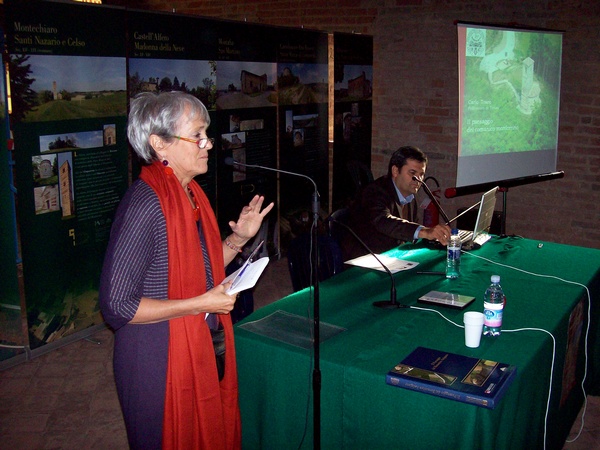 Avvio della Quarta sessione del Convegno su "Natura e Paesaggio a Vezzolano, moderata dall`Arch. Paola Salerno della Soprintendenza per i Beni architettonici e paesaggistici del Piemonte.