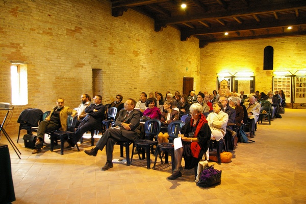 Pubblico presente in sala all`interno della Canonica di Vezzolano.