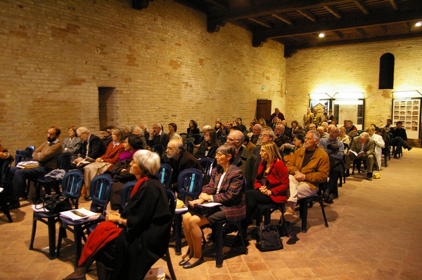 Pubblico presente in sala all`interno della Canonica di Vezzolano.