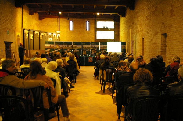 Pubblico presente in sala all`interno della Canonica di Vezzolano.