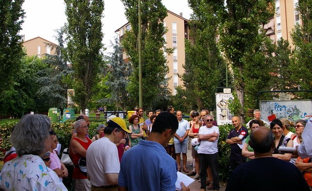 Ritrovo dei partecipanti alla passeggiata nelle Valle San Pietro e Vallarone presso  la Chiesa di Corso Alba.