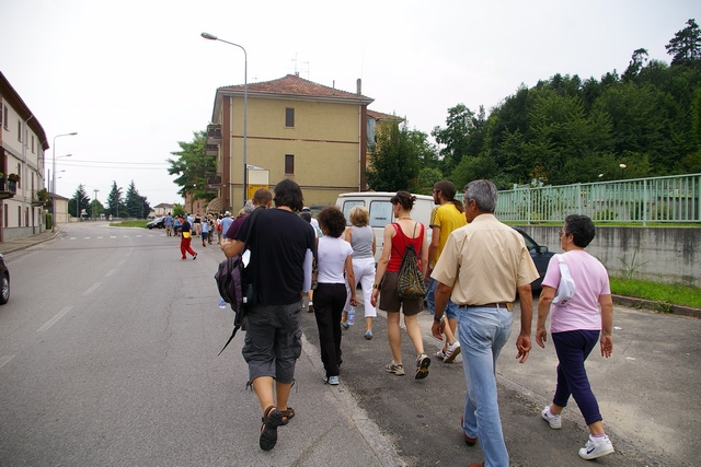 Partecipanti in marcia in direzione della Valle San Pietro.