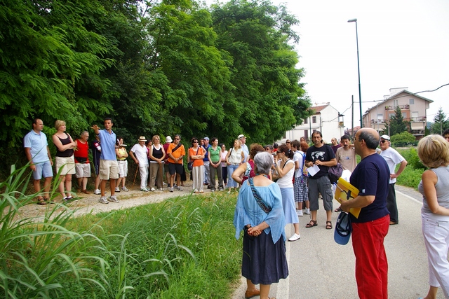 Partecipanti alla passeggiata nella Valle San Pietro e Vallarone in occasione della prima tappa di riflessione sul paesaggio.