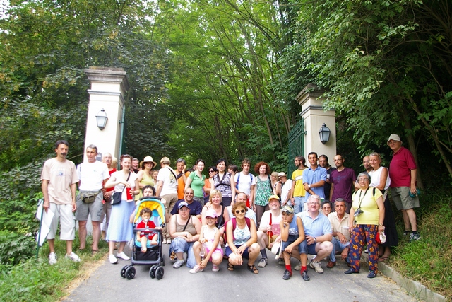 Foto ricordo dei partecipanti alla passeggiata nell'ambito della II Giornata nazionale del paesaggio all'ingresso di Villa Montalcini nella Valle San Pietro.