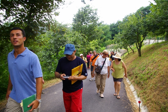 Salita da parte dei partecipanti alla passeggiata lungo la strada che conduce a Villa Montalcini.