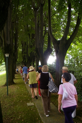 Camminata dei partecipanti alla II Giornata Nazionale del paesaggio verso il belvedere di Villa Montalcini a Valle San Pietro ad Asti.