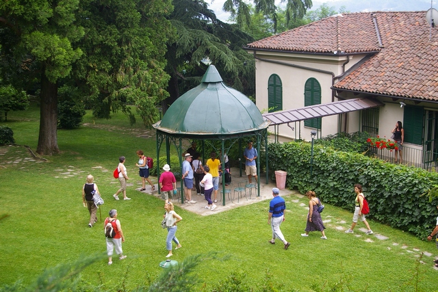 Momento di ristoro offerto dalla famiglia Montalcini ai partecipanti alla camminata.