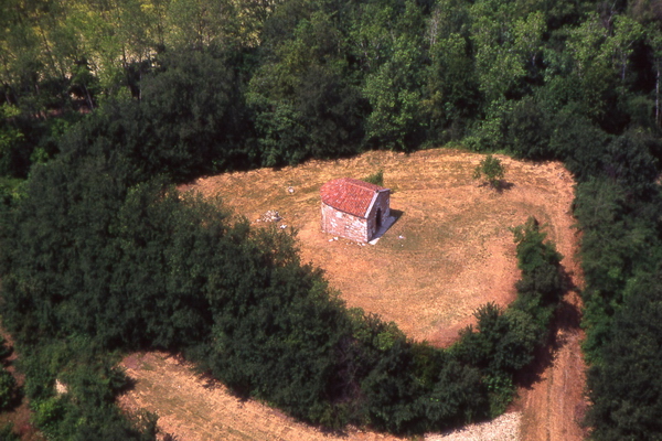 Veduta aerea della Chiesa di Santa Maria di Pisenzana (Foto aerea di Mark Cooper - Concessione all'uso da parte della Cassa di Risparmio di Asti)