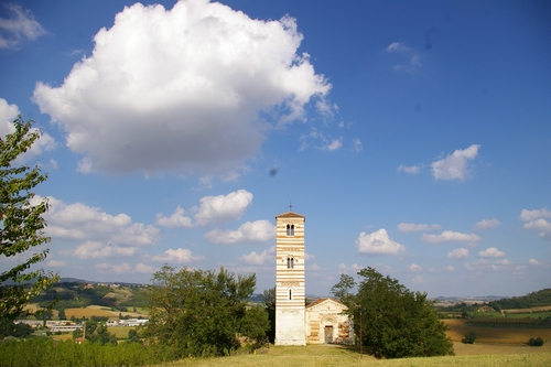 Veduta della Chiesa romanica dei Santi Nazario e Celso a Montechiaro d'Asti inserita in un paesaggio agrario di eccezionale valore.
