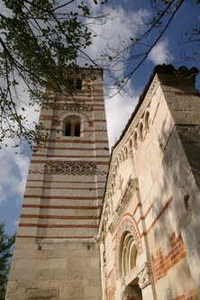 Veduta dal basso della facciata anteriore della Chiesa romanica dei Santi Nazario e Celso a Montechiaro d'Asti