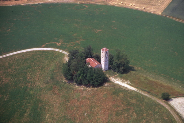 Veduta aerea della Chiesa dei Santi Nazario e Celso di Montechiaro d'Asti (Foto aerea di Mark Cooper - Concessione all'uso da parte della Cassa di Risparmio di Asti)