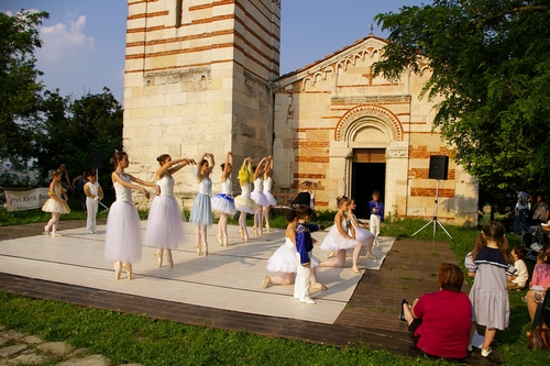 Balletto davanti alla Chiesa romanica dei Santi Nazario e Celso a Montechiaro d'Asti da parte della Scuola Pro Arte Danza di Ena Naranjo.