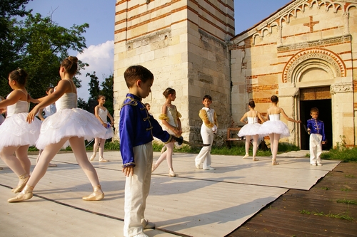 Balletto davanti alla Chiesa romanica dei Santi Nazario e Celso a Montechiaro d'Asti da parte della Scuola Pro Arte Danza di Ena Naranjo.