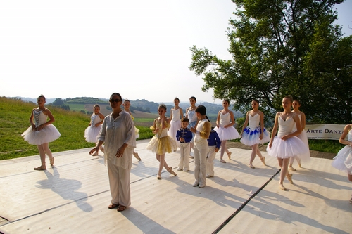 Applausi da parte del pubblico alla Direttrice Ena Naranjo della Scuola ProArte Danza al termine del Balletto