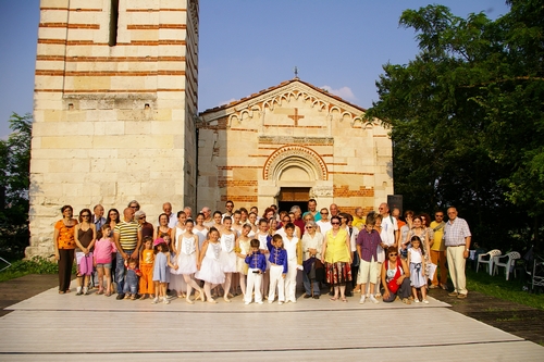 Foto ricordo dei partecipanti alla manifestazione "Quattro passi nel Romanico astigiano" davanti alla Chiesa romanica dei Santi Nazario e Celso a Montechiaro d Asti