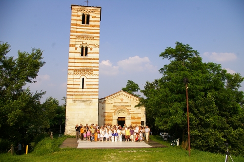 Foto ricordo dei partecipanti alla manifestazione "Quattro passi nel Romanico astigiano" davanti alla Chiesa romanica dei Santi Nazario e Celso a Montechiaro d Asti