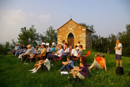 Pubblico presente al Concerto di musica classica di Bach e Beethoven presso la Chiesa romanica di Santa Maria di Pisenzana a Montechiaro d'Asti.