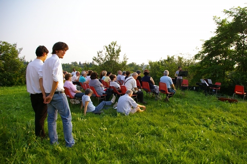 Pubblico presente al Concerto di musica classica di Bach e Beethoven presso la Chiesa romanica di Santa Maria di Pisenzana a Montechiaro d'Asti.