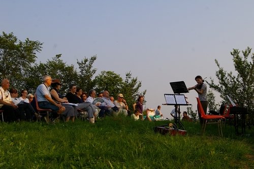 Esecuzione di brani di J.S. Bach da parte della musicista Emanuela Schiavonetti nella radura antistante la Chiesa romanica di Santa Maria di Pisenzana per i partecipanti alla manifestazione "QUATTRO PASSI NEL PAESAGGIO DEL ROMANICO ASTIGIANO", inserita a livello nazionale nella iniziativa "GIORNATA DEL PAESAGGIO 2008".  