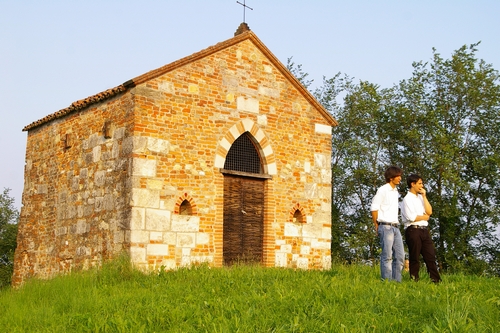 Chiesa romanica di Santa Maria di Pisenzana a Montechiaro d'Asti.