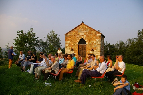 Pubblico presente al Concerto di musica classica di Bach e Beethoven presso la Chiesa romanica di Santa Maria di Pisenzana a Montechiaro d'Asti.