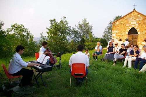 Esecuzione di brani di Ludwig van Beethoven da parte dei musicisti Eugenio Fea, Francesco Ecclesia e Francesco Savergnini nella radura antistante la Chiesa romanica di Santa Maria di Pisenzana per i partecipanti alla manifestazione "QUATTRO PASSI NEL PAESAGGIO DEL ROMANICO ASTIGIANO", inserita a livello nazionale nella iniziativa "GIORNATA DEL PAESAGGIO 2008".  