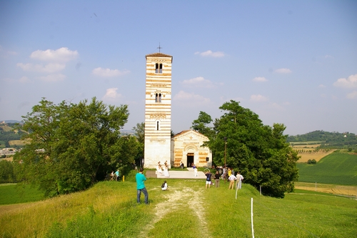 Veduta d'insieme della Chiesa romanica dei Santi Nazario e Celso a Montechiaro d'Asti.