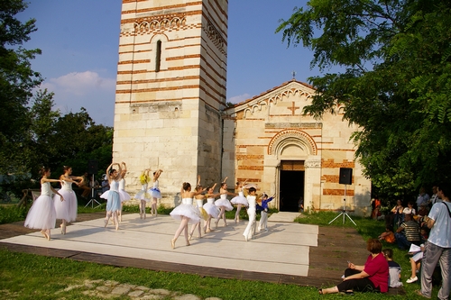 Danze eseguite dai ragazzi della Scuola ProArte Danza davanti alla Chiesa romanica dei Santi Nazario e Celso a Montechiaro d'Asti.