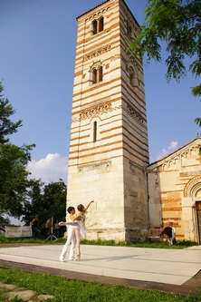 Balletto "La Bella addormentata nel bosco" eseguito dai ragazzi della Scuola ProArte Danza nel piazzale antistante la Chiesa romanica dei Santi Nazario e Celso a Montechiaro d Asti.