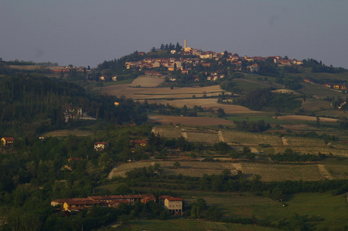 Veduta dell'abitato di Albugnano (AT)