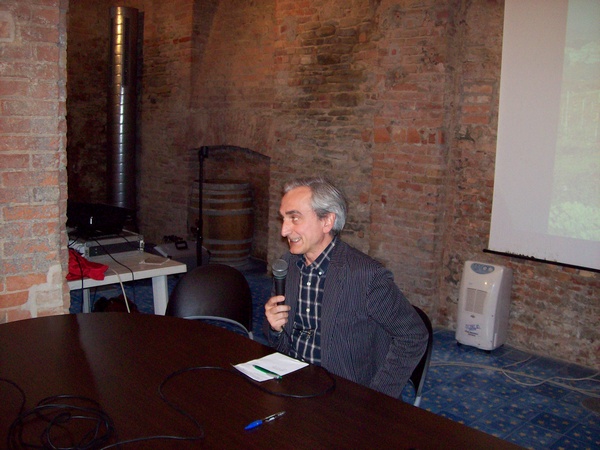 Momento di riflessione offerto dal Prof. Enrico Ercole (Università del Piemonte Orientale) ai partecipanti al Master "CULTURAL PROJECTS FOR DEVELOPMENT" e "WORLD HERITAGE AT WORK" del Centro internazionale di Formazione dell`OIL e l`Università di Torino. in occasione della Giornata di studio sulle tematiche dei paesaggi viticoli di eccellenza del territorio astigiano, presso la Sala Convegni del Comune di Canelli.