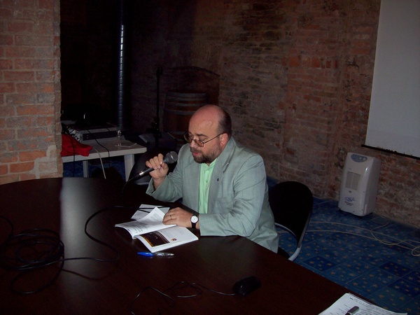Momento di riflessione offerto dal Dott. Massimo Carcione ai partecipanti al Master "CULTURAL PROJECTS FOR DEVELOPMENT" e "WORLD HERITAGE AT WORK" del Centro internazionale di Formazione dell`OIL e l`Università di Torino. in occasione della Giornata di studio sulle tematiche dei paesaggi viticoli di eccellenza del territorio astigiano, presso la Sala Convegni del Comune di Canelli.