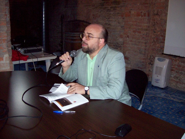 Momento di riflessione offerto dal Dott. Massimo Carcione ai partecipanti al Master "CULTURAL PROJECTS FOR DEVELOPMENT" e "WORLD HERITAGE AT WORK" del Centro internazionale di Formazione dell`OIL e l`Università di Torino. in occasione della Giornata di studio sulle tematiche dei paesaggi viticoli di eccellenza del territorio astigiano, presso la Sala Convegni del Comune di Canelli.