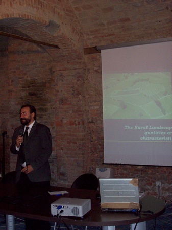 Momento di riflessione offerto dal Prof. Marco Devecchi (Università degli Studi di Torino) ai partecipanti al Master "CULTURAL PROJECTS FOR DEVELOPMENT" e "WORLD HERITAGE AT WORK" del Centro internazionale di Formazione dell`OIL e l`Università di Torino. in occasione della Giornata di studio sulle tematiche dei paesaggi viticoli di eccellenza del territorio astigiano, presso la Sala Convegni del Comune di Canelli.
