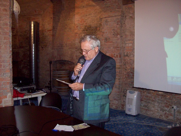 Momento di riflessione offerto dal Prof. Dario Rei (Università degli Studi di Torino) ai partecipanti al Master "CULTURAL PROJECTS FOR DEVELOPMENT" e "WORLD HERITAGE AT WORK" del Centro internazionale di Formazione dell`OIL e l`Università di Torino. in occasione della Giornata di studio sulle tematiche dei paesaggi viticoli di eccellenza del territorio astigiano, presso la Sala Convegni del Comune di Canelli.