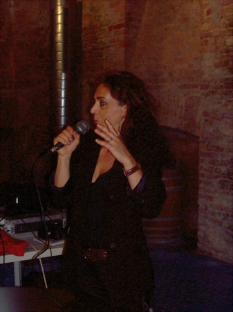 Momento di riflessione offerto dalla Dott.ssa Patrizia Cirio (storica dell`industria enologica) ai partecipanti al Master "CULTURAL PROJECTS FOR DEVELOPMENT" e "WORLD HERITAGE AT WORK" del Centro internazionale di Formazione dell`OIL e l`Università di Torino. in occasione della Giornata di studio sulle tematiche dei paesaggi viticoli di eccellenza del territorio astigiano, presso la Sala Convegni del Comune di Canelli.