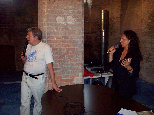 Momento di riflessione offerto dalla Dott.ssa Patrizia Cirio (storica dell`industria enologica) ai partecipanti al Master "CULTURAL PROJECTS FOR DEVELOPMENT" e "WORLD HERITAGE AT WORK" del Centro internazionale di Formazione dell`OIL e l`Università di Torino. in occasione della Giornata di studio sulle tematiche dei paesaggi viticoli di eccellenza del territorio astigiano, presso la Sala Convegni del Comune di Canelli.