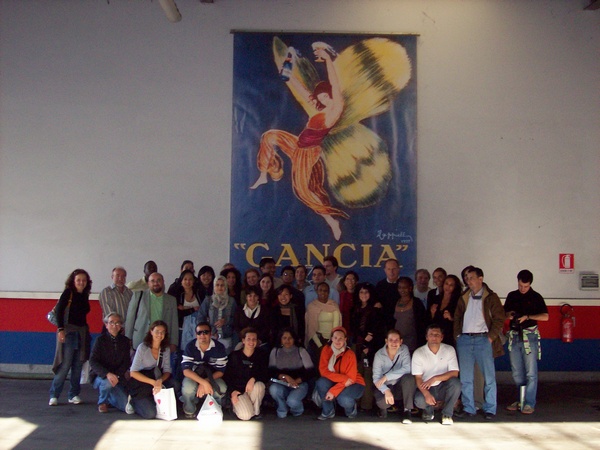 Foto ricordo con i partecipanti al Master "CULTURAL PROJECTS FOR DEVELOPMENT" e "WORLD HERITAGE AT WORK" del Centro internazionale di Formazione dell`OIL e l`Università di Torino. in occasione della visita alle cantine Gancia di Canelli.