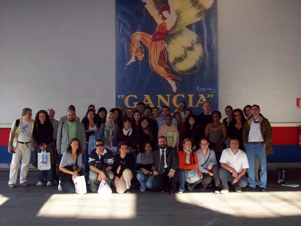 Foto ricordo con i partecipanti al Master "CULTURAL PROJECTS FOR DEVELOPMENT" e "WORLD HERITAGE AT WORK" del Centro internazionale di Formazione dell`OIL e l`Università di Torino. in occasione della visita alle cantine Gancia di Canelli.