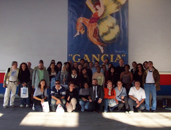 Foto ricordo della Giornata di studio sulle tematiche dei paesaggi viticoli di eccellenza del territorio astigiano, scattata  presso le Cantine Gancia di  Canelli, con i relatori (alcuni dell`Osservatorio del Paesaggio) e i partecipanti al Master "CULTURAL PROJECTS FOR DEVELOPMENT" e "WORLD HERITAGE AT WORK" del Centro internazionale di Formazione dell`OIL e dell`Università di Torino.
