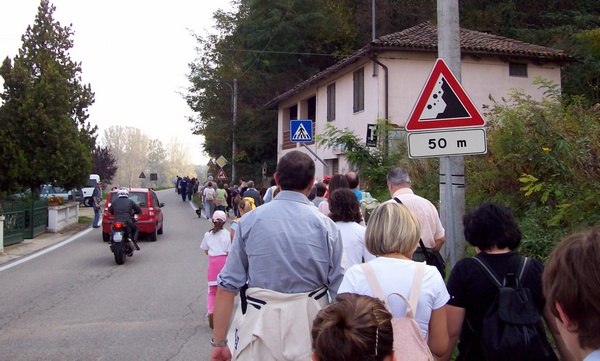 Partecipanti in marcia lungo il cammino alla scoperta delle Chiesette della Valtriversa (Foto Matteo Devecchi).
