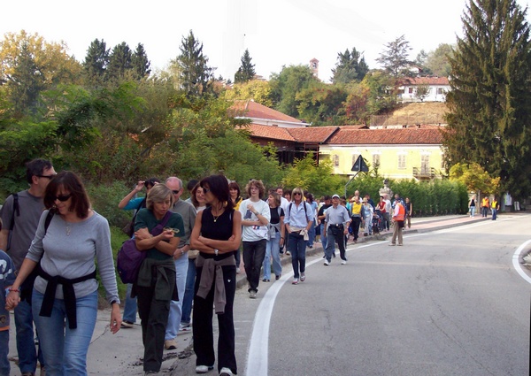 Partecipanti in marcia lungo il cammino alla scoperta delle Chiesette della Valtriversa (Foto Matteo Devecchi).