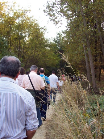 Partecipanti in marcia lungo il cammino alla scoperta delle Chiesette della Valtriversa (Foto Matteo Devecchi).