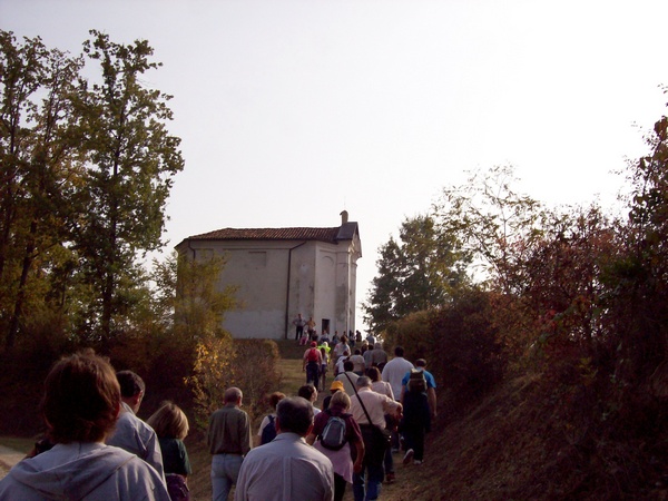 Partecipanti in marcia lungo il cammino alla scoperta delle Chiesette della Valtriversa (Foto Matteo Devecchi).