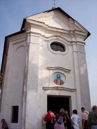 Partecipanti in marcia lungo il cammino alla scoperta delle Chiesette della Valtriversa (Foto Matteo Devecchi).
