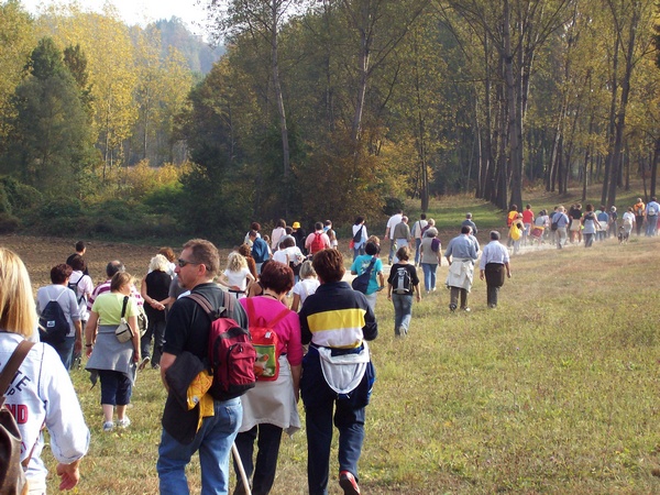Partecipanti in marcia lungo il cammino alla scoperta delle Chiesette della Valtriversa (Foto Matteo Devecchi).